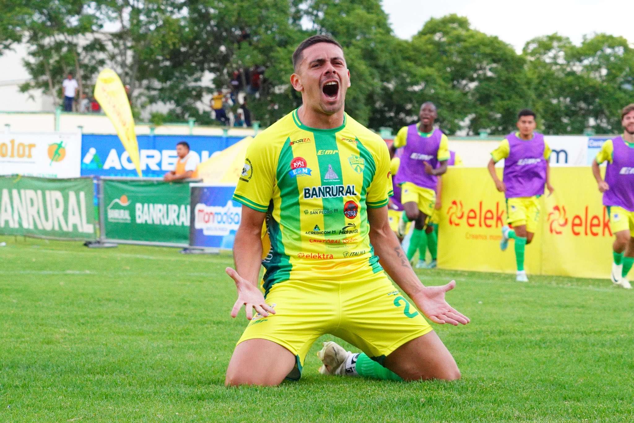 Xinabajul gana en guasta