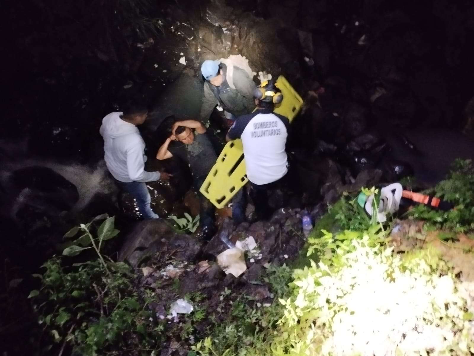 Rescatan a hombre del fondo de un barranco de 20 metros en San Martín Jilotepeque