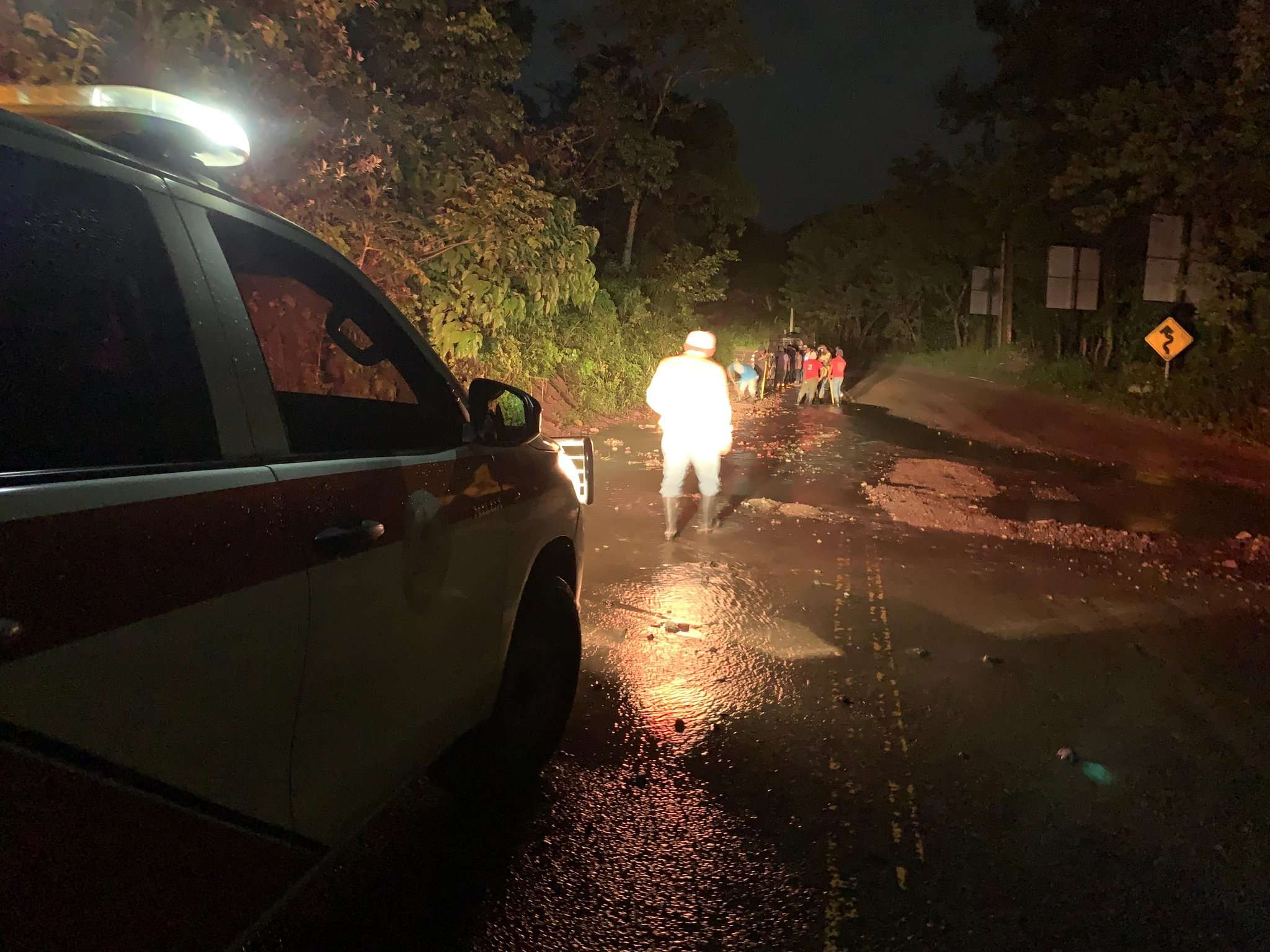 Inundaciones y derrumbes simultáneos aumentan la alarma por lluvia