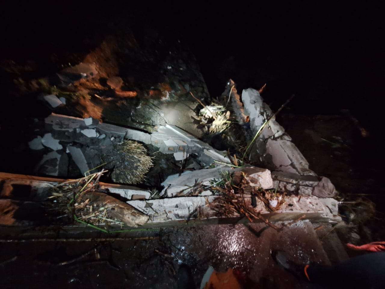 Fuerte lluvia causa daños en puente Los Arcos en Esquipulas