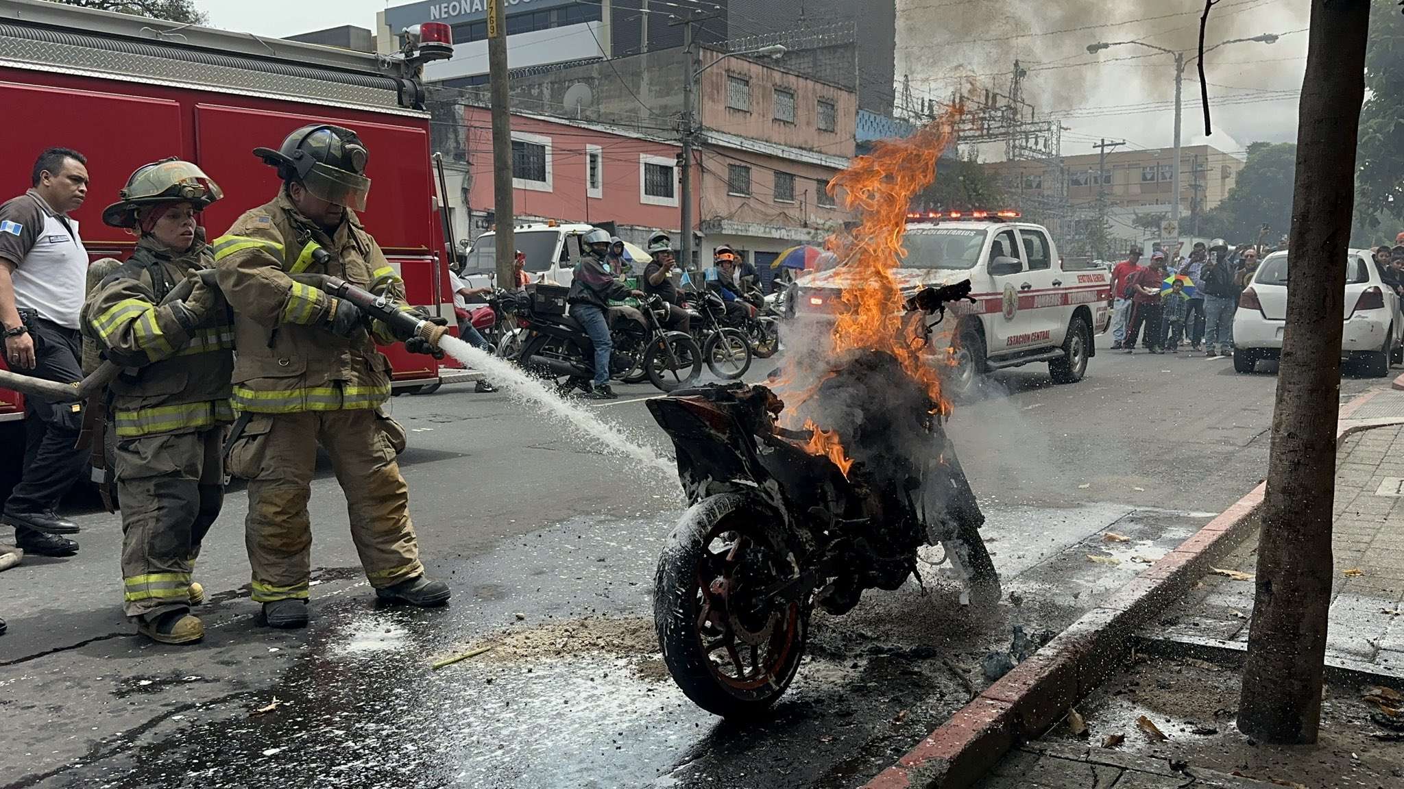 EN FOTOS | Motocicleta se incendia en avenida Elena, zona 3