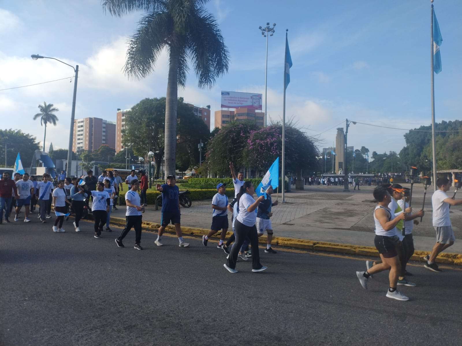 EN FOTOS | Antorchas llenan de vida y orgullo el Obelisco este 13 de septiembre
