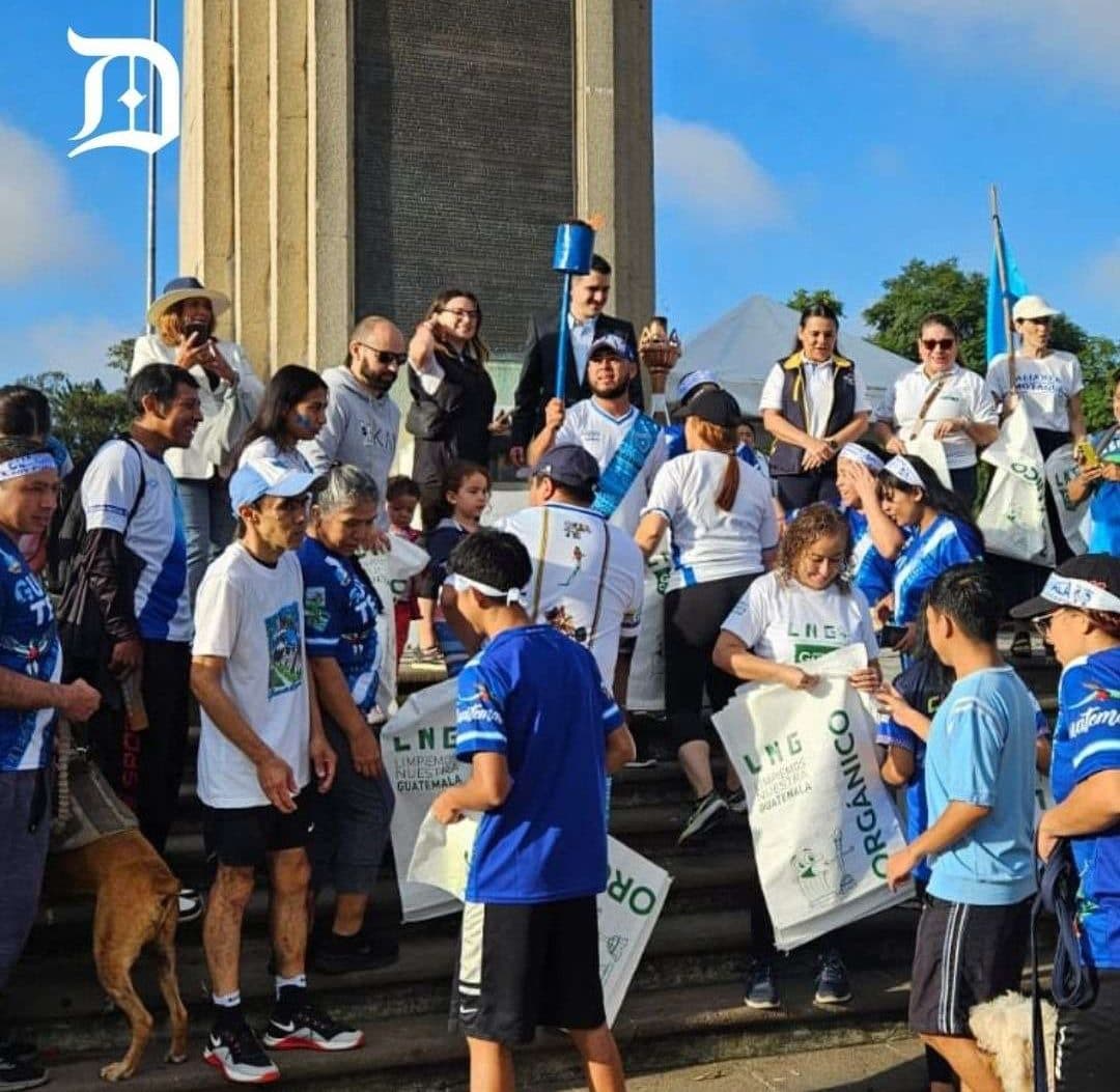 Guatemaltecos encienden sus antorchas por segundo día consecutivo en el Obelisco
