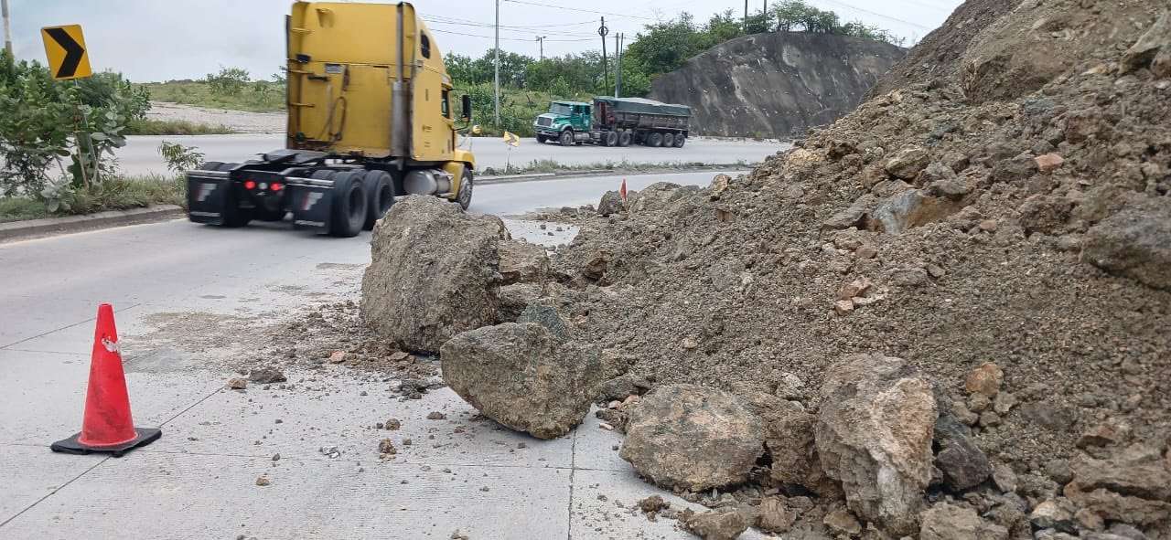 Derrumbe bloquea carril en kilómetro 66 de la ruta CA-9 Norte, Guastatoya