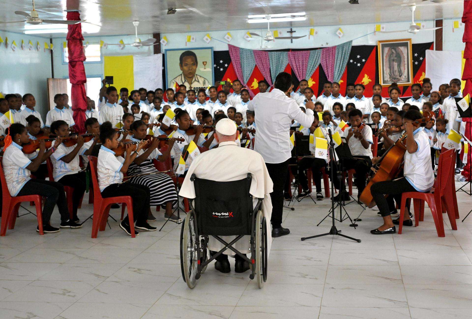 papa ante niños de papua nueva guinea
