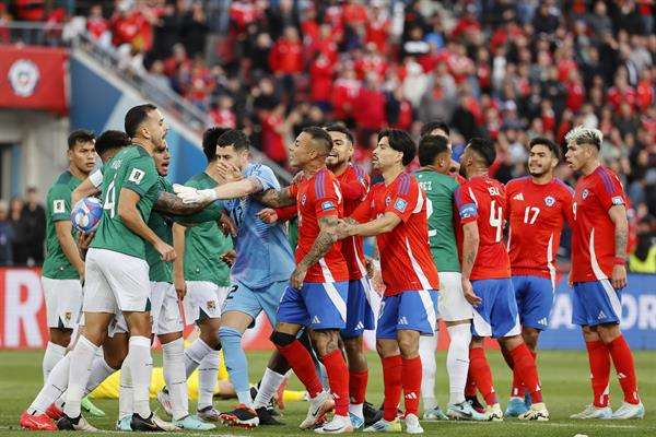 Polémica en Bolivia por una supuesta falta de juego limpio en el gol de Chile
