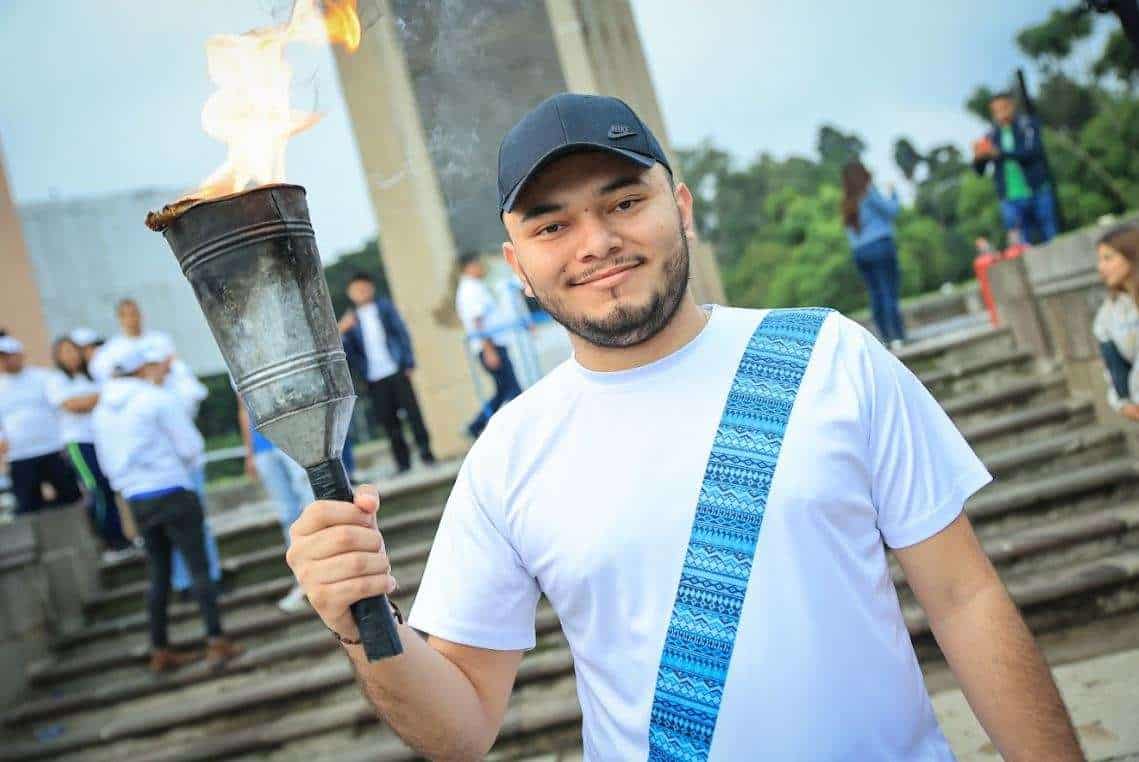 El Obelisco se llena de luz y orgullo con el encendido de antorchas