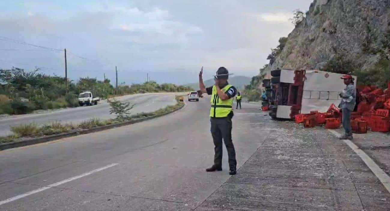 ÚLTIMA HORA | Tráiler volcado bloquea carril en el kilómetro 66 de ruta al Atlántico