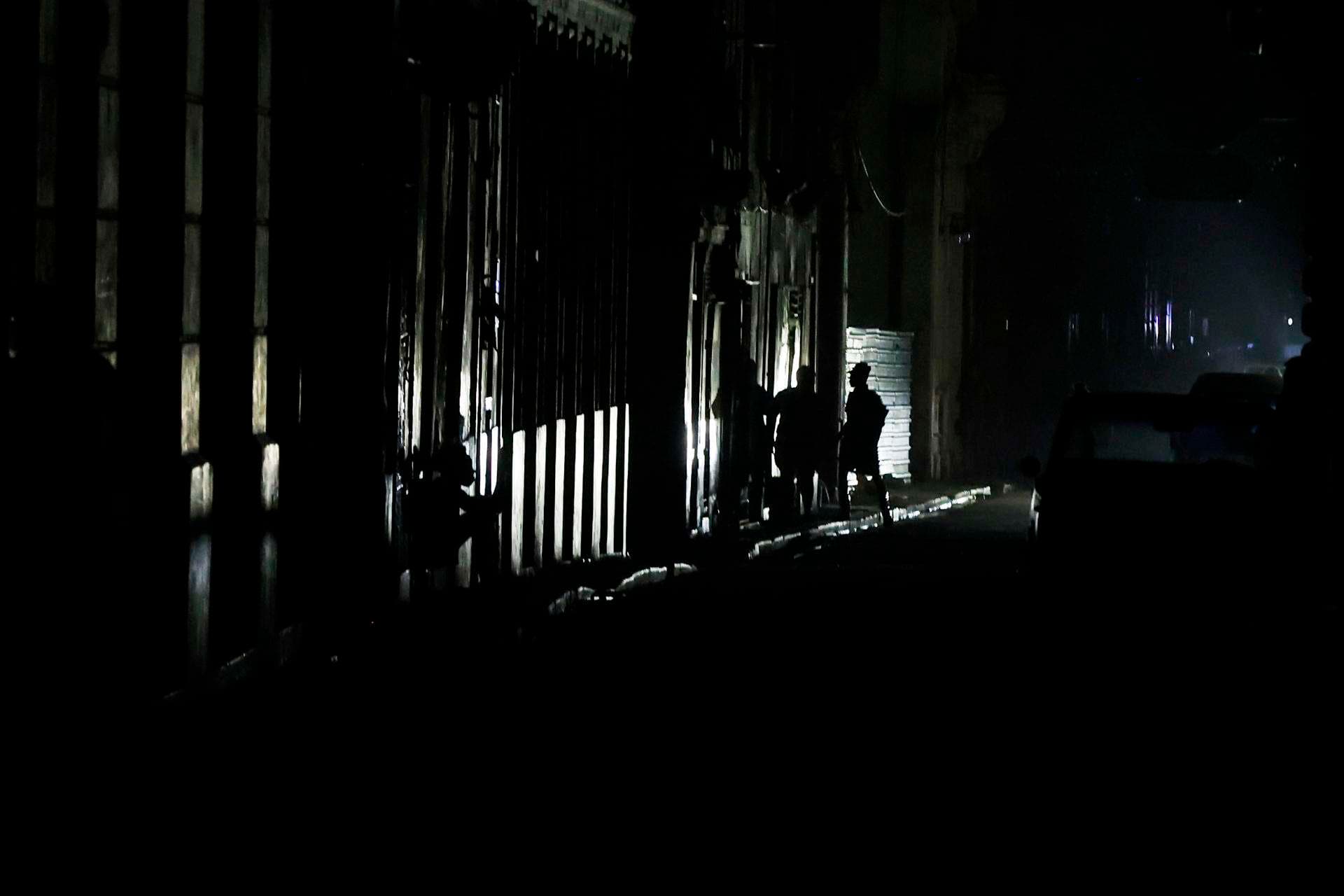 EN VIDEO | Calles espectrales y cena en hogueras: Una noche a oscuras en el gran apagón de Cuba