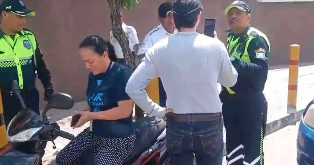EN VIDEO | "¡Aquí está la placa!" Esposo de motorista sin licencia agrede a la PMT