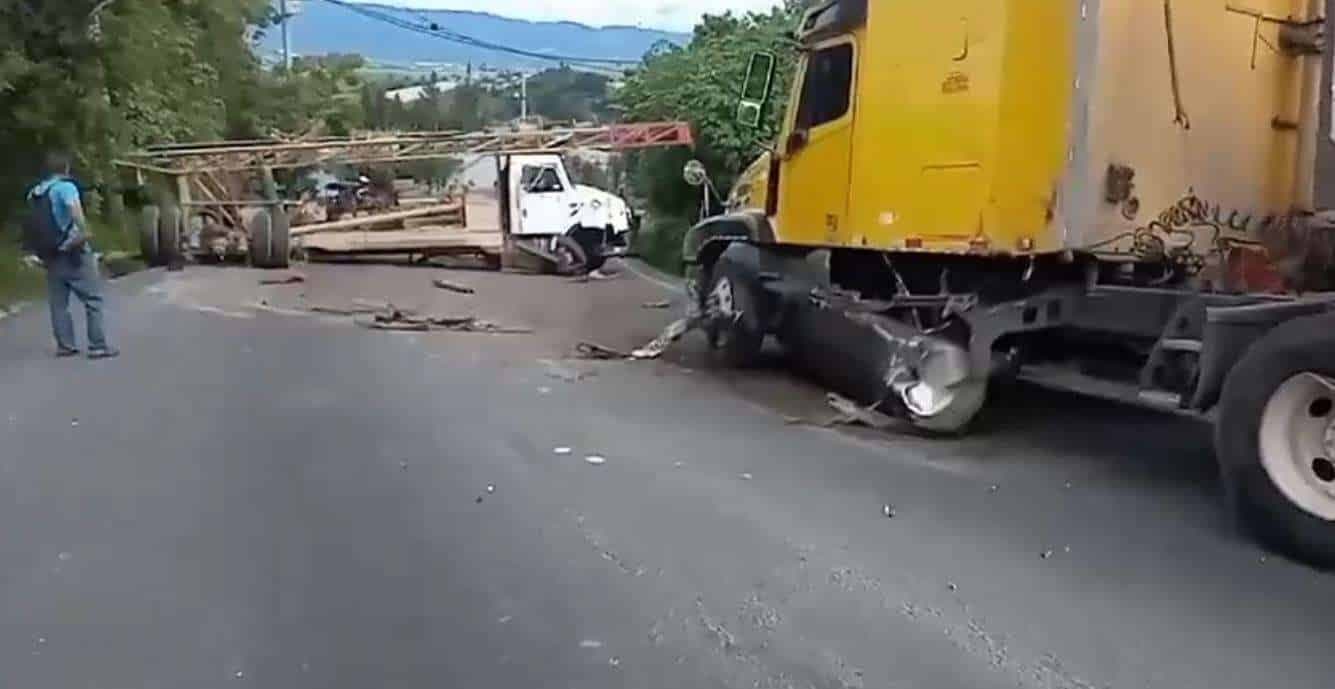 Colisión múltiple bloquea el paso en Bárcenas hacia Milpas Altas