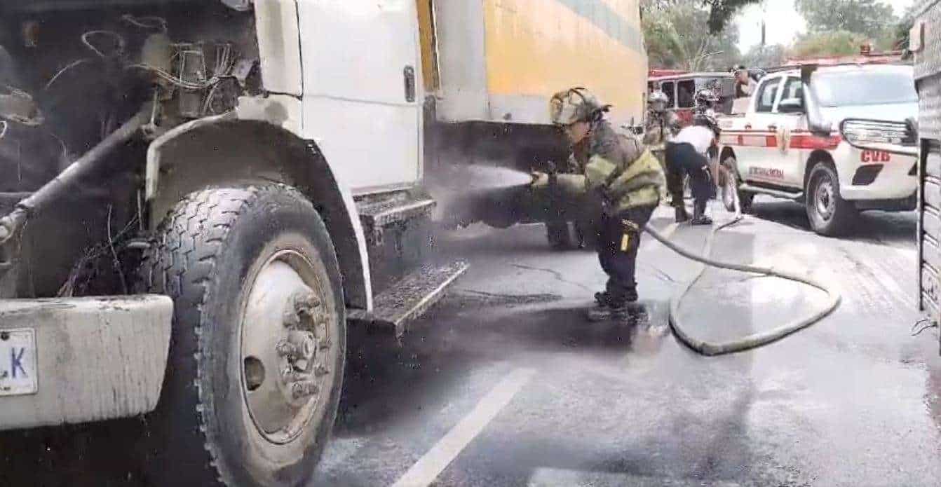 ¡Camión de basura en llamas! Reportan conato de incendio en zona 3