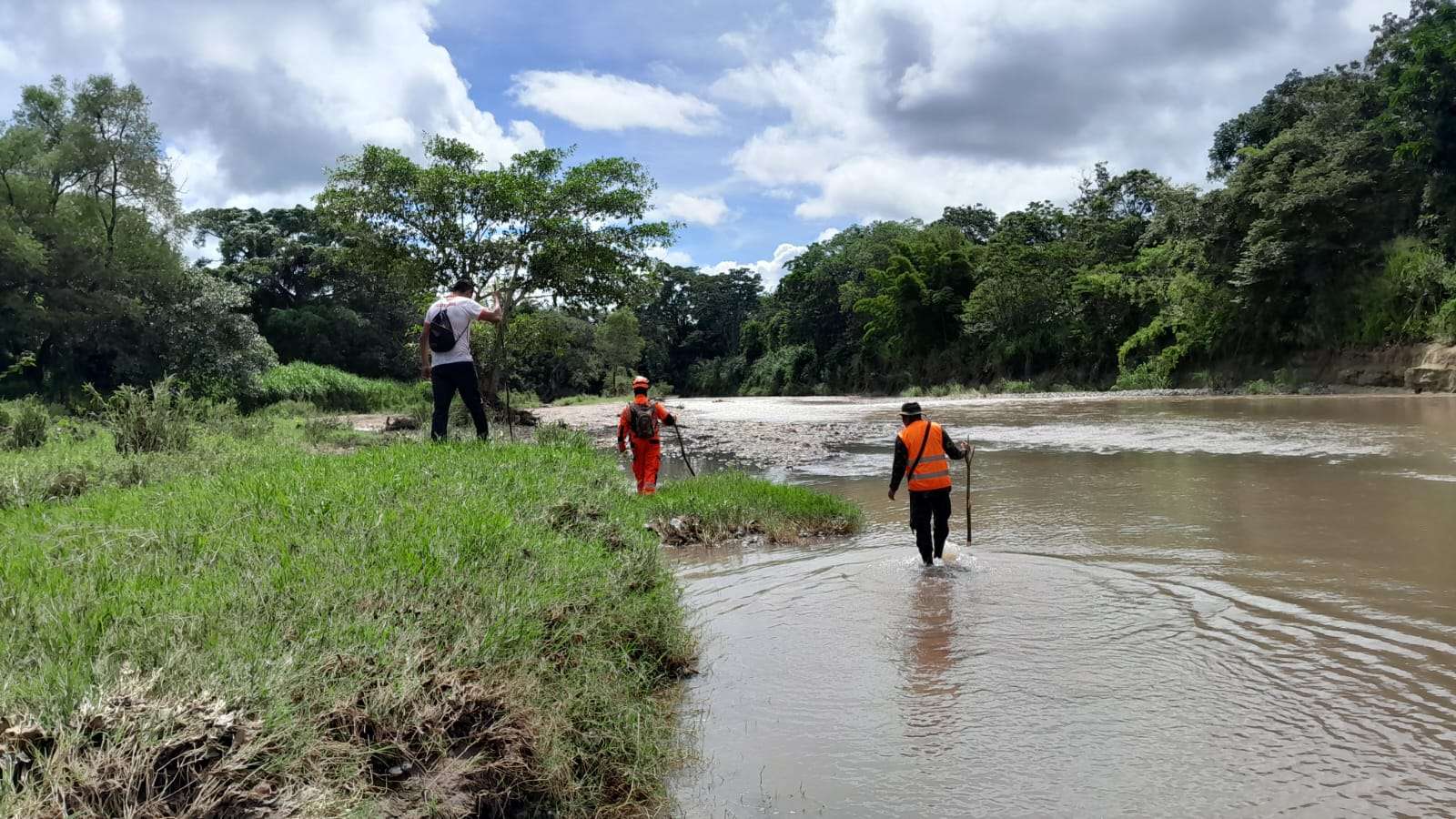 Continúan labores de búsqueda de menor desaparecido en río de Chiquimula