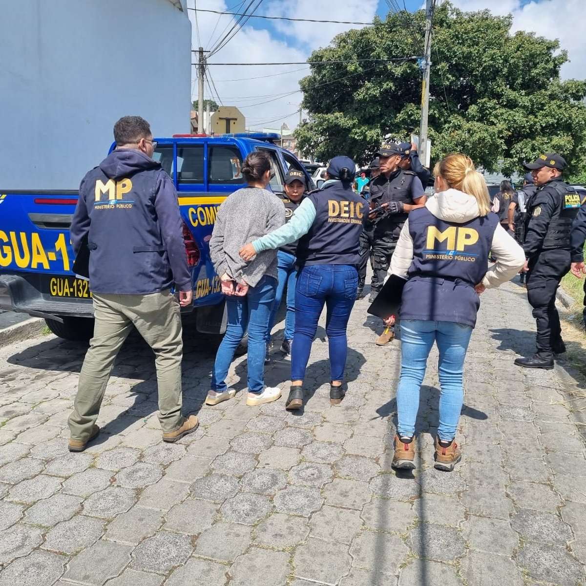 Capturan a pareja por presunto maltrato a menor en Mixco