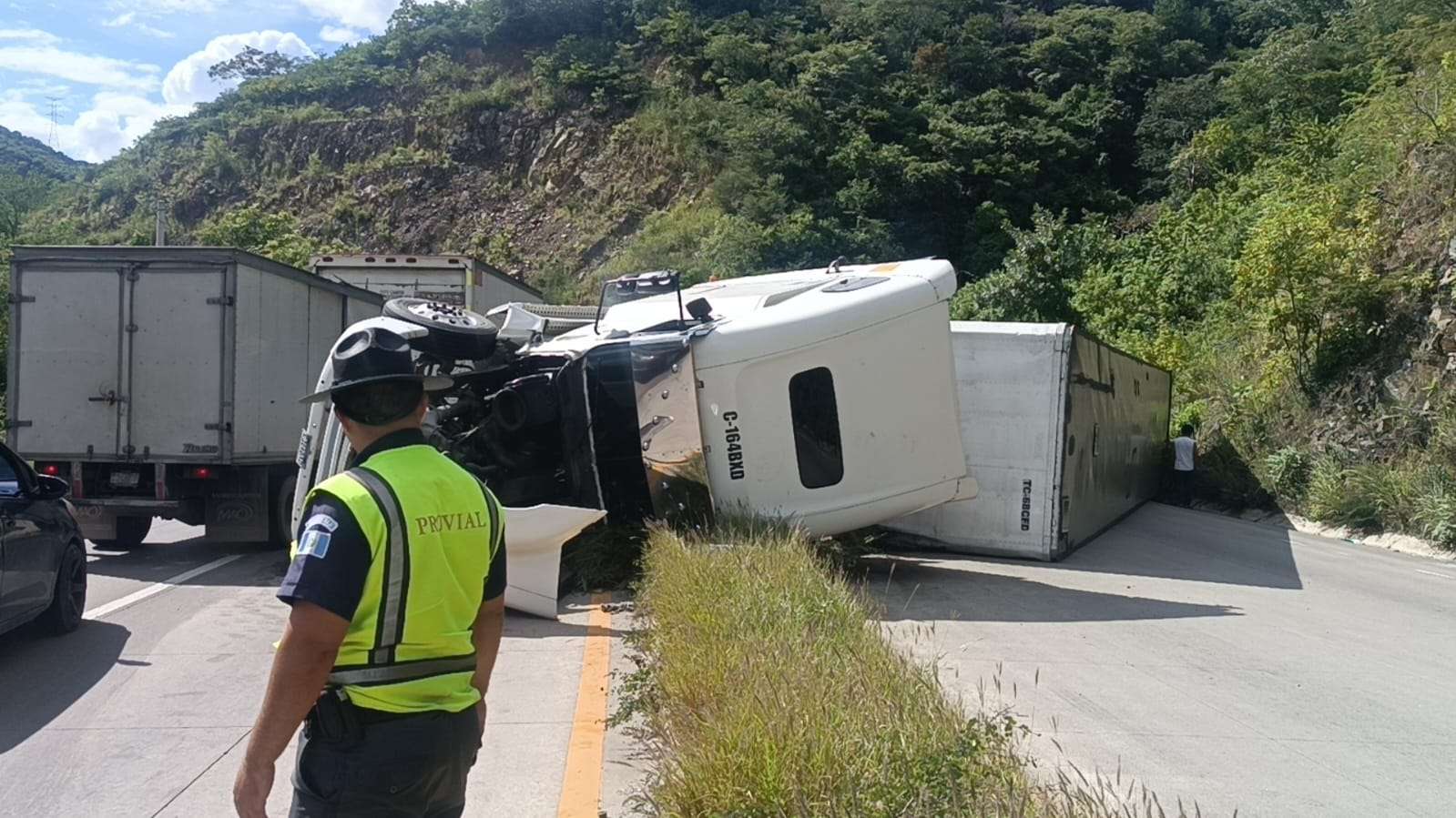 Tráiler volcado en Km 48 de ruta al atlántico obstruye tránsito en ambos sentidos