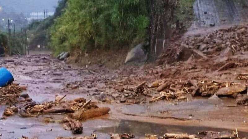Lluvia fuerte desata deslizamiento en Santa Rosa