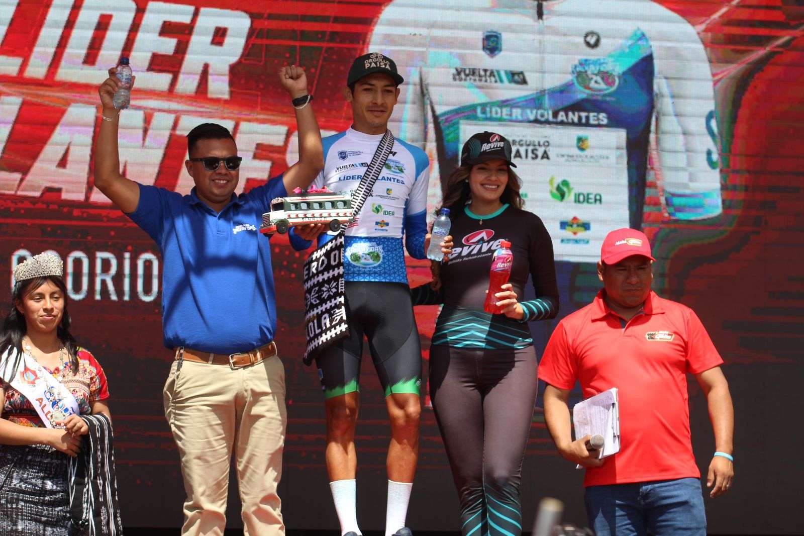 Colombianos lideran metas volantes y premios de montaña luego de seis etapas