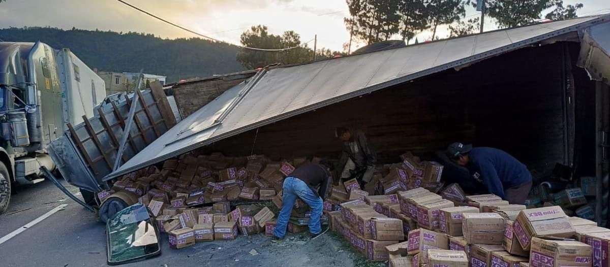 Camión volcado bloquea el paso en ruta interamericana