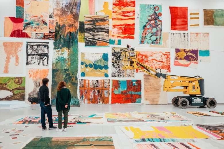 Artistas Vivian Suter y Anthony McCall llevan su arte inspirada en Atitlán, Guatemala, a Lisboa