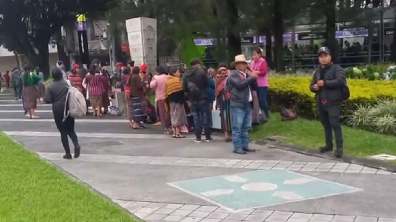 Lluvia, manifestación, y accidentes complican el #TráficoGT en Guatemala