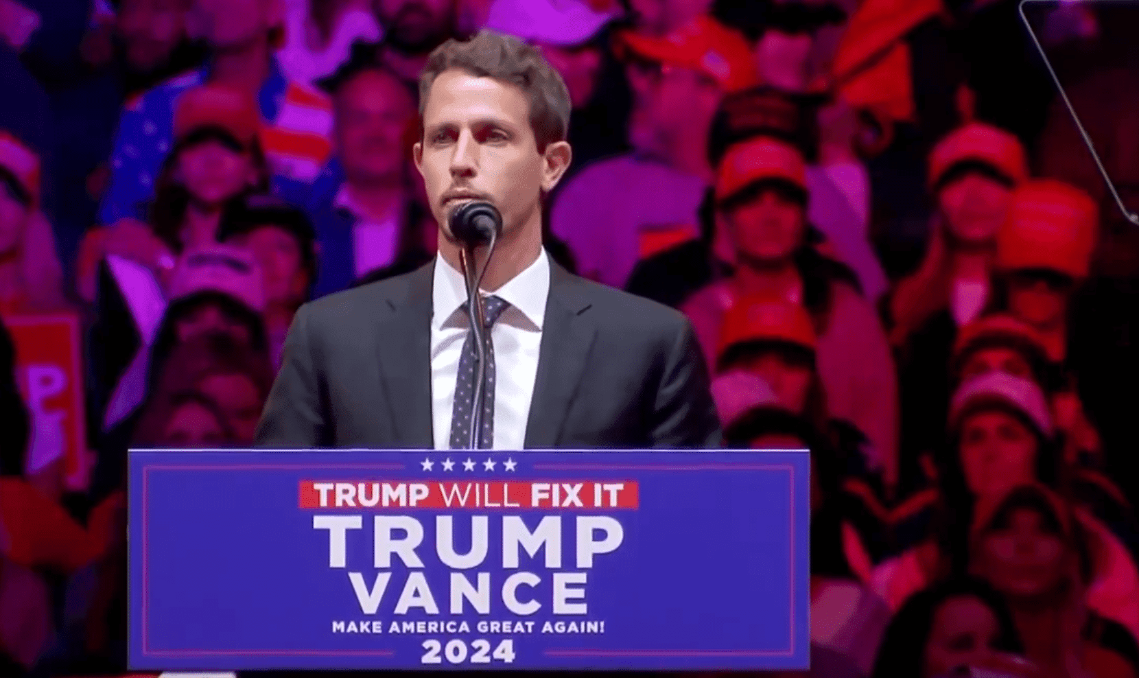 Tony Hinchcliffe hace chistes racistas en mitín de Trump: "Isla de basura"