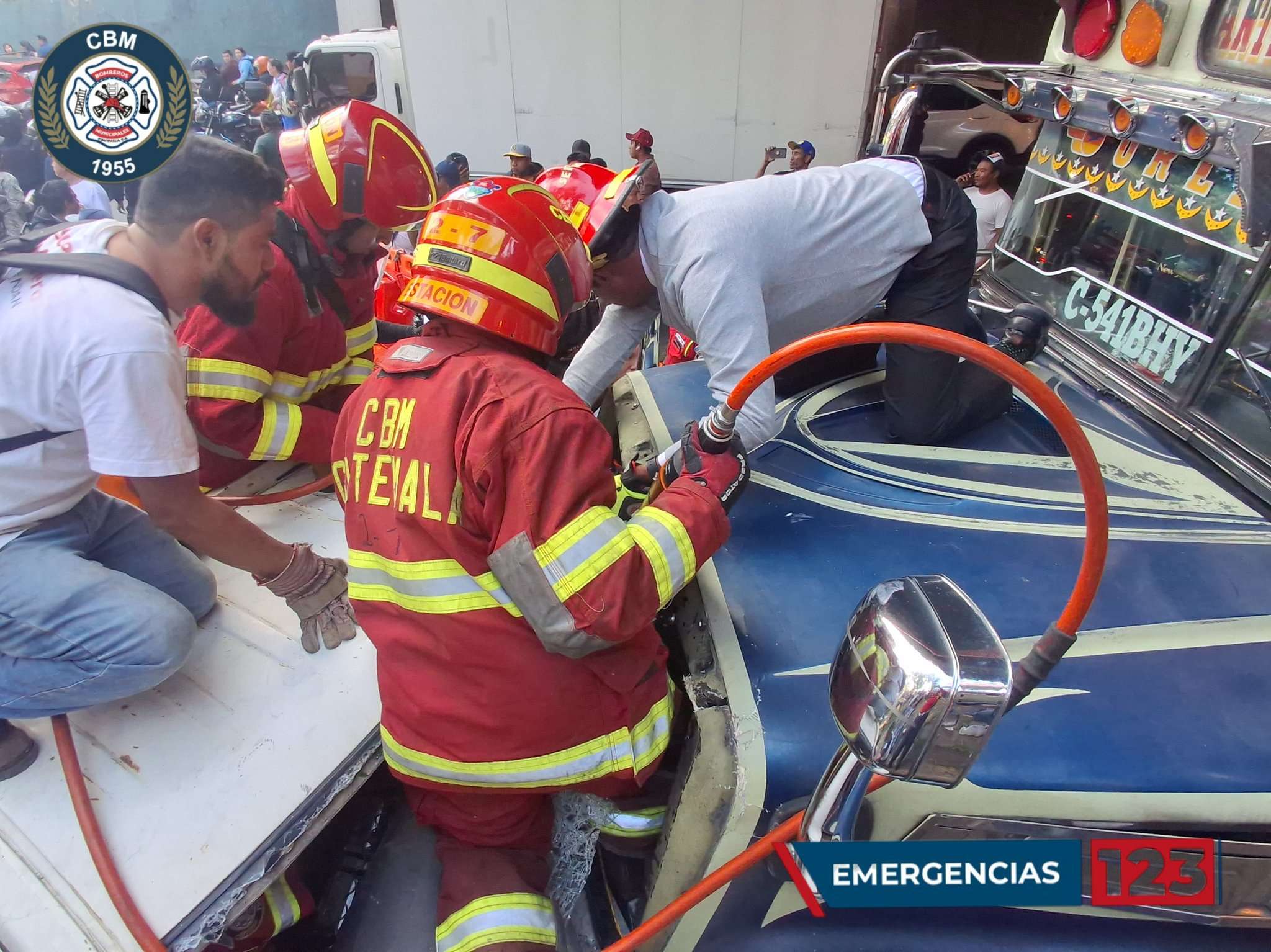 Bus extraurbano y camión chocan de frente en El Trébol