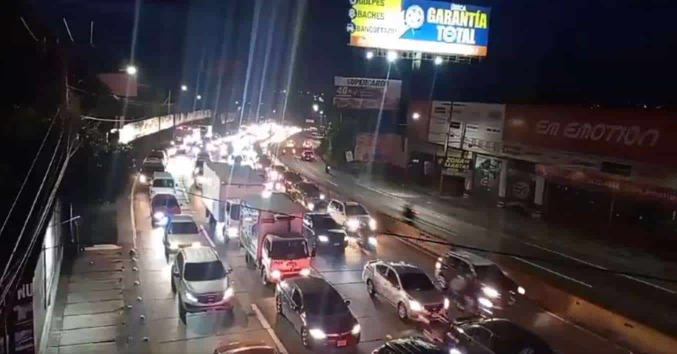Tráiler averiado congestiona la circulación en Villalobos