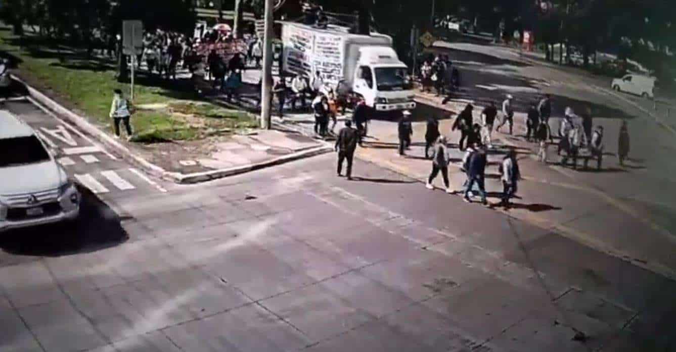 EN VIDEO | Manifestación de maestros avanza sobre la Avenida Reforma