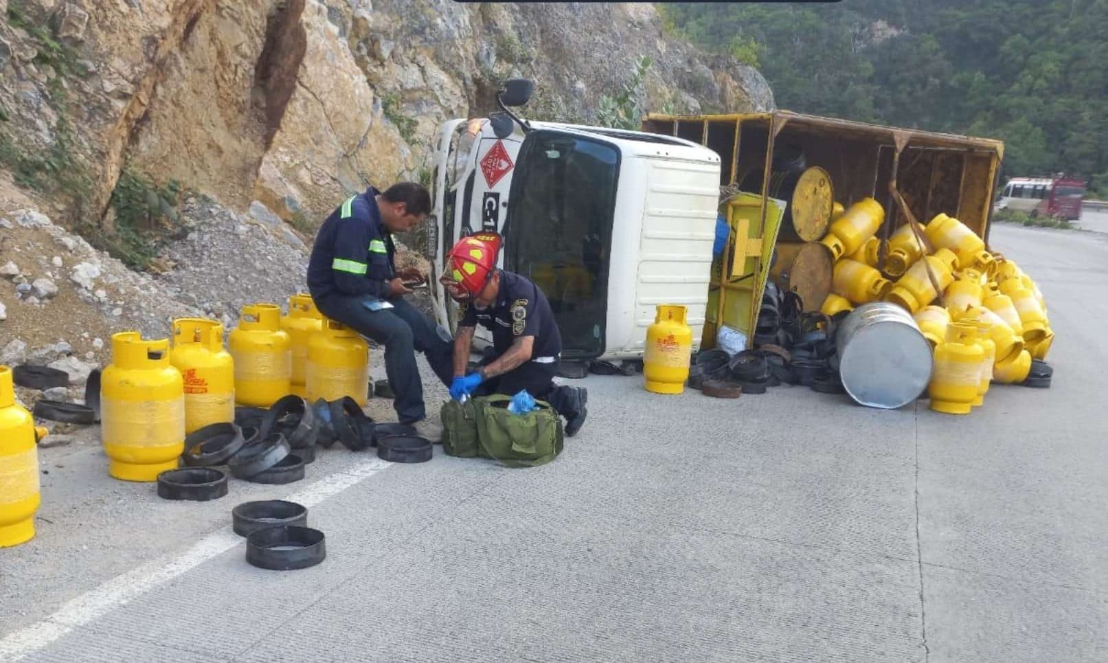 EN FOTOS | Vuelca camión que transportaba gas GLP en ruta al Atlántico