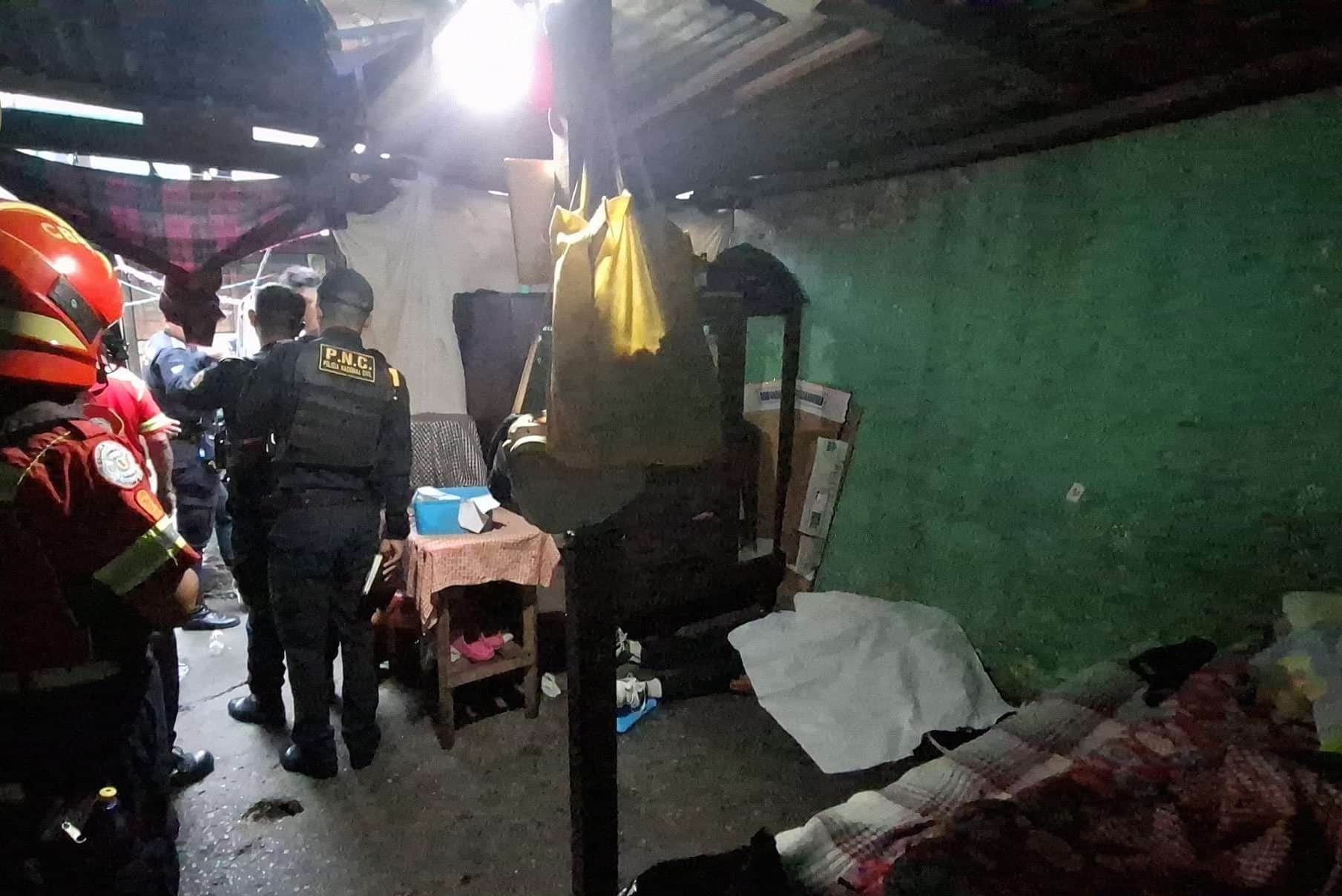 Un ataque armado registrado la tarde de este lunes en la 12 calle y 10 avenida B de la colonia La Verbena, zona 7 de la Ciudad de Guatemala, dejó como saldo una niña de 11 años y un adulto heridos, mientras que un hombre perdió la vida en el lugar. Según reportes de los Bomberos Municipales, el ataque ocurrió en plena vía pública, cuando las víctimas fueron alcanzadas por disparos de arma de fuego. En el lugar de los hechos, los socorristas atendieron a la menor, quien presentaba heridas de bala, y a un adulto, también lesionado en el ataque. Ambos fueron trasladados de emergencia al Hospital Roosevelt, donde se reporta que su estado de salud es delicado, aunque los detalles precisos sobre su condición no han sido revelados. El hecho dejó además una víctima fatal. En el lugar del ataque, un hombre fue encontrado sin vida debido a las heridas causadas por los disparos, aunque su identidad aún no ha sido confirmada por las autoridades. La Policía Nacional Civil (PNC) ha iniciado las investigaciones para determinar los motivos detrás del ataque y dar con los responsables del crimen. Hasta el momento, se desconocen detalles sobre la posible relación entre las víctimas y los agresores.