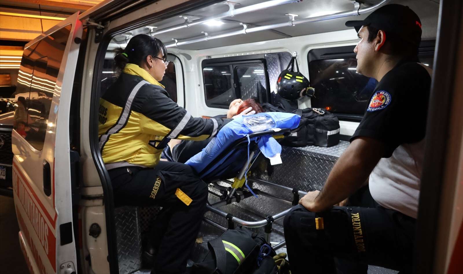 Accidente de carro en centro comercial de zona 11 dejó dos heridos