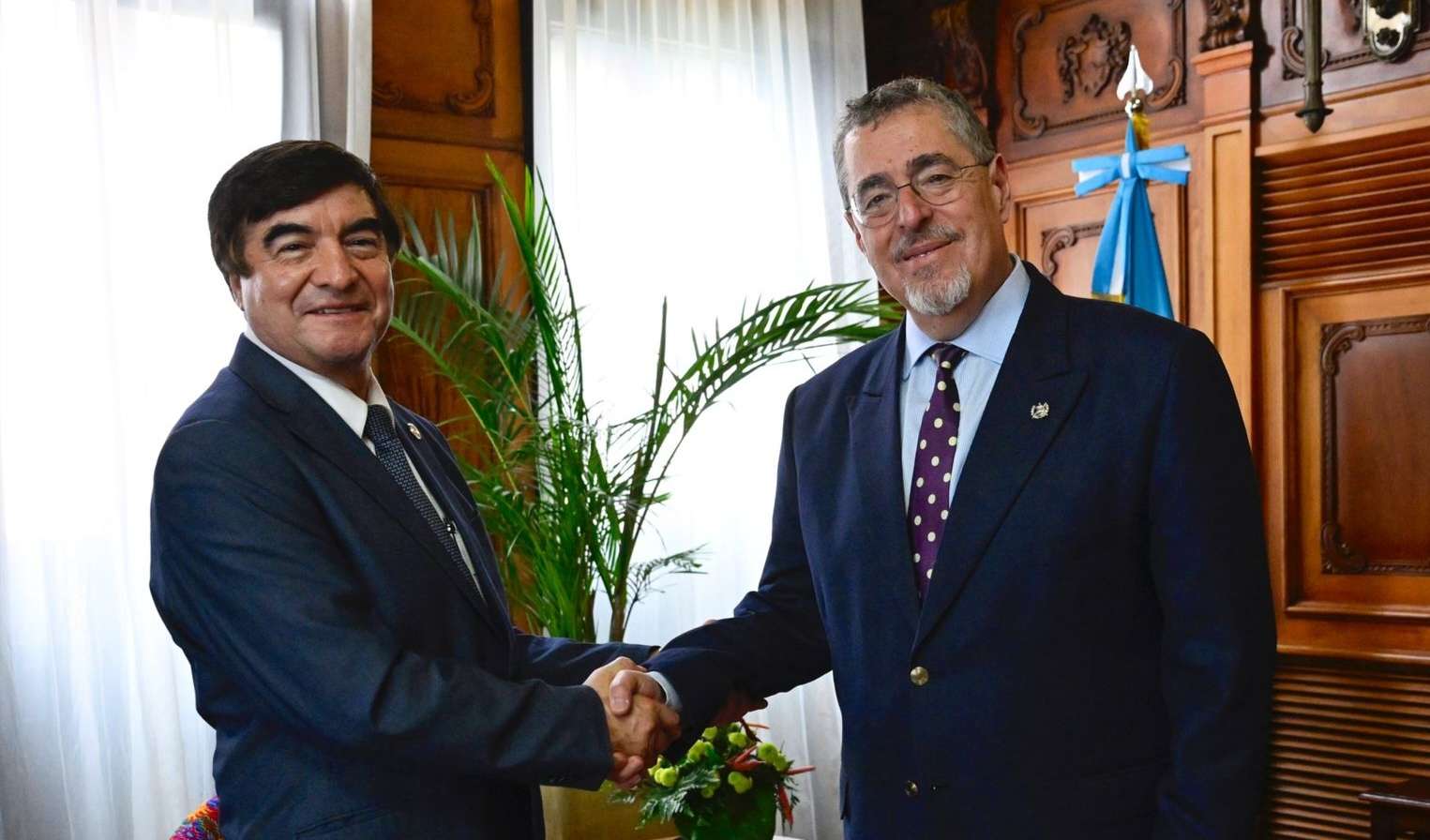 Mandatario Arévalo se reúne con el presidente de la CSJ