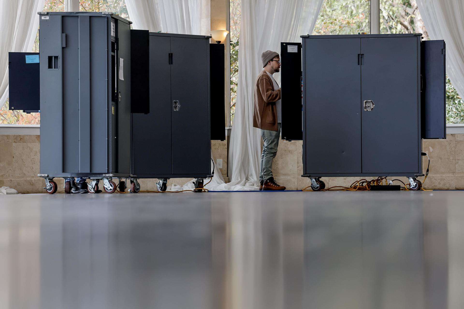 Denuncian amenazas contra centros de votación en mayor condado del estado clave de Georgia