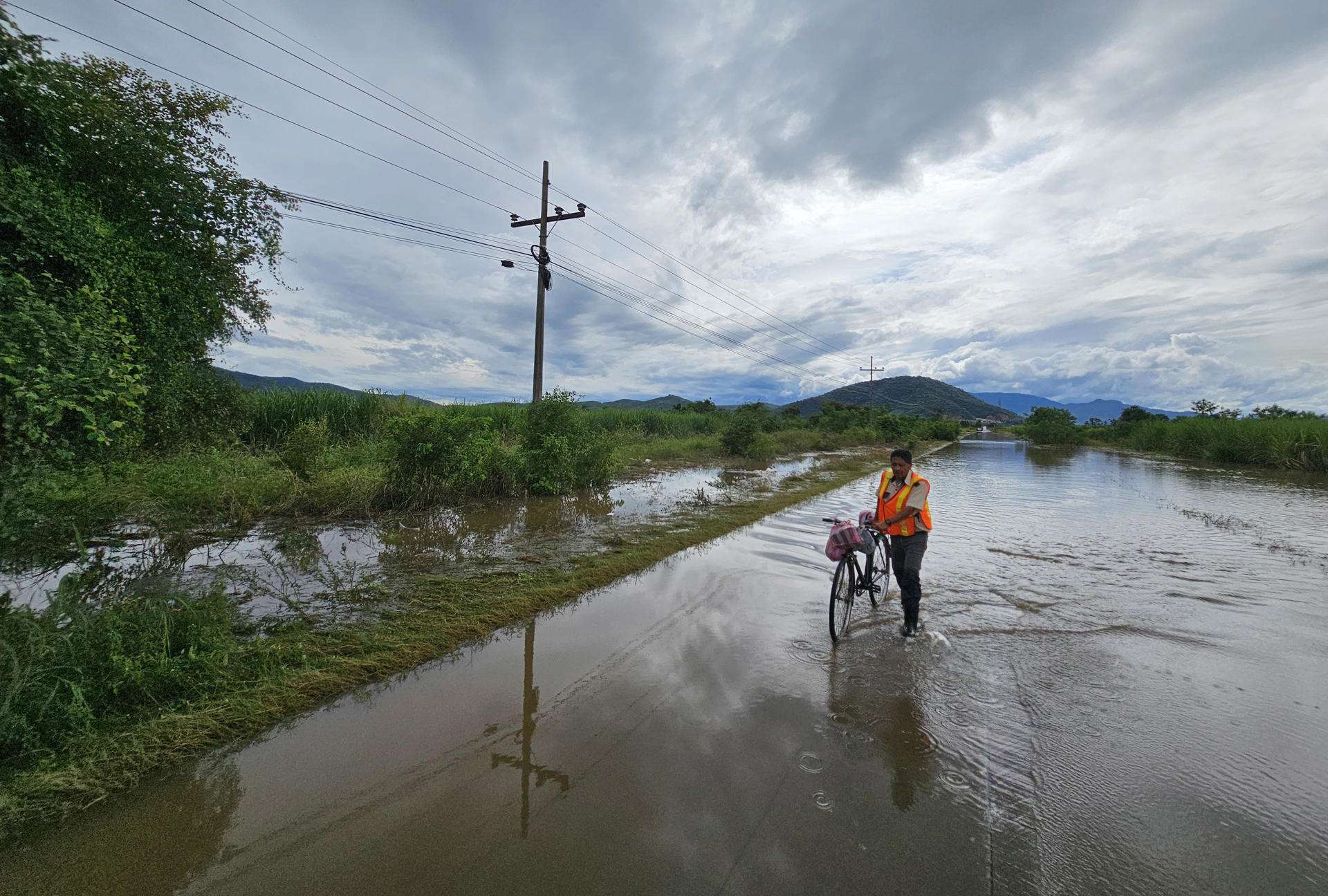 Fluye más ayuda a damnificados de tormenta Sara en Honduras tras mejoría del clima