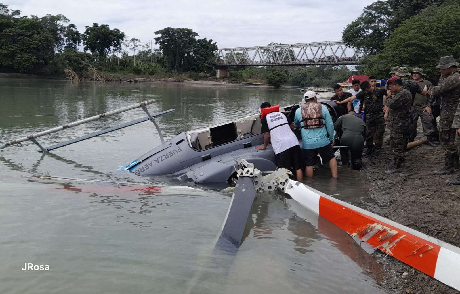 Mueren dos personas en accidente de helicóptero en Quiché