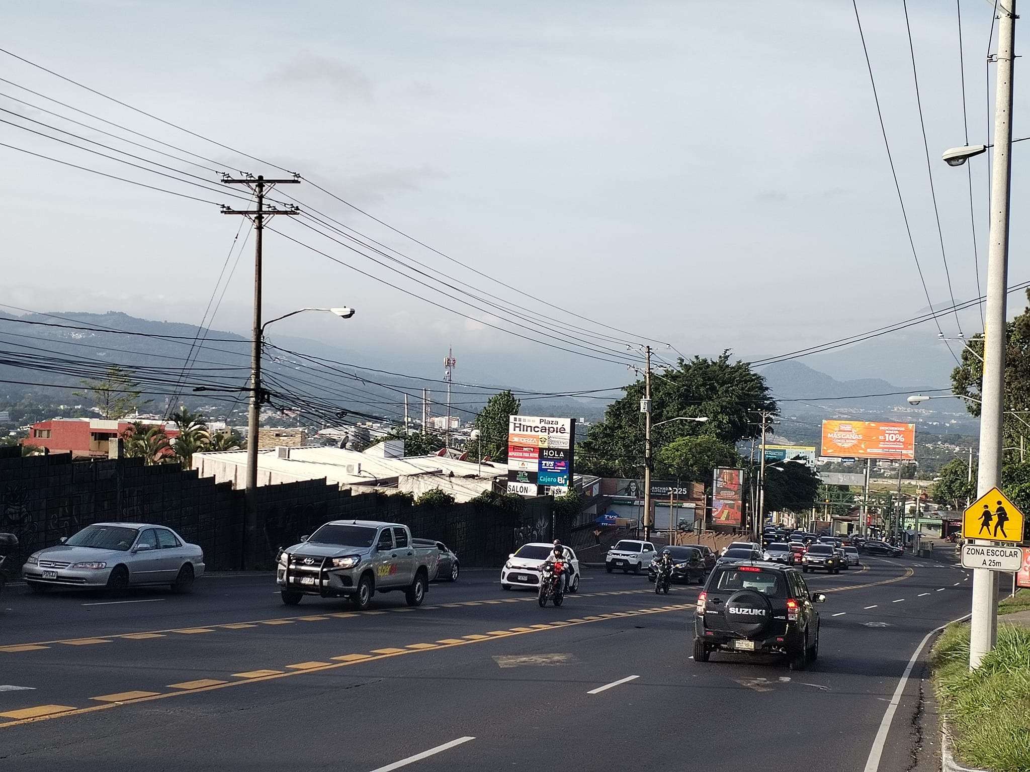 ¡Se están peleando! Esto es lo que sucedió en Avenida Hincapié y provoca tránsito lento