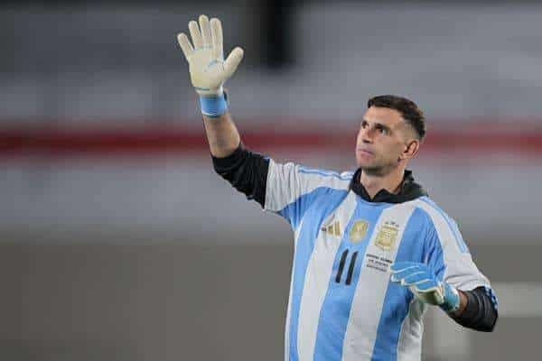 «El Dibu» Martínez, premiado como mejor portero del mundo