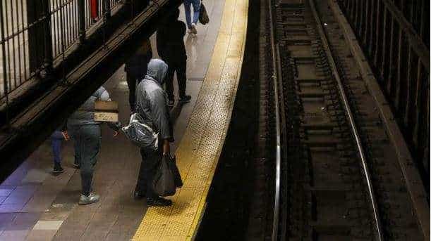 Detienen a guatemalteco sospechoso de prender fuego a una mujer en el metro de Nueva York
