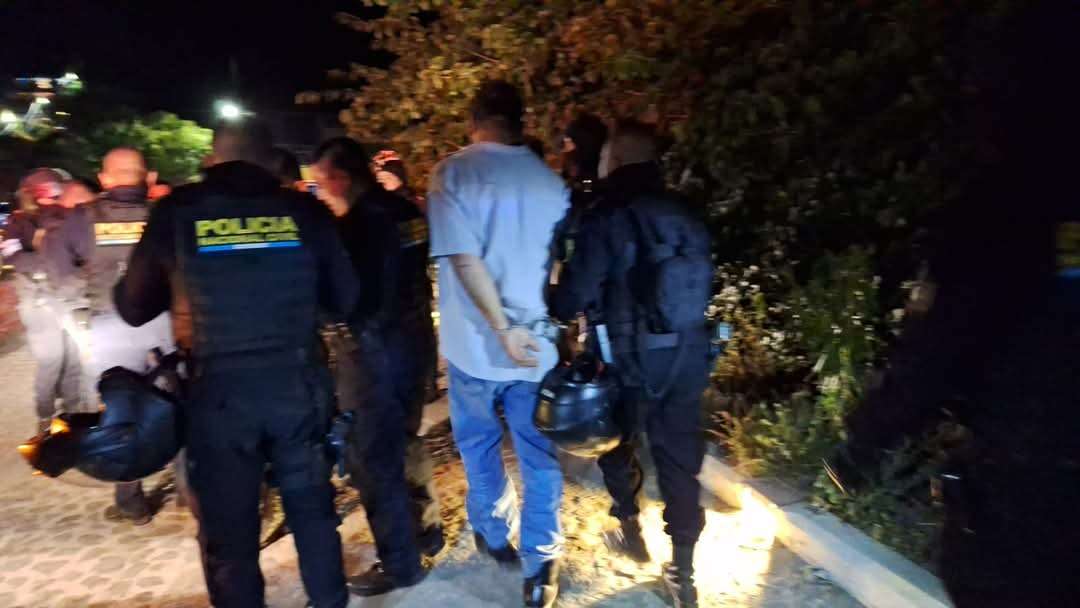 Capturan a dos guardias de seguridad privada por disparar en la vía pública