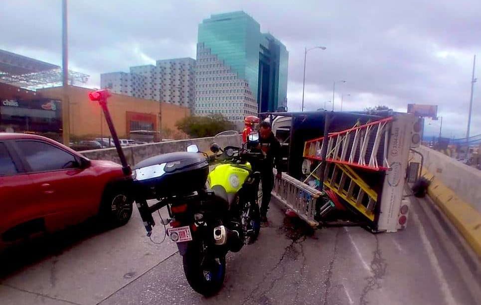 Camión volcado bloquea rampa de acceso hacia el Periférico