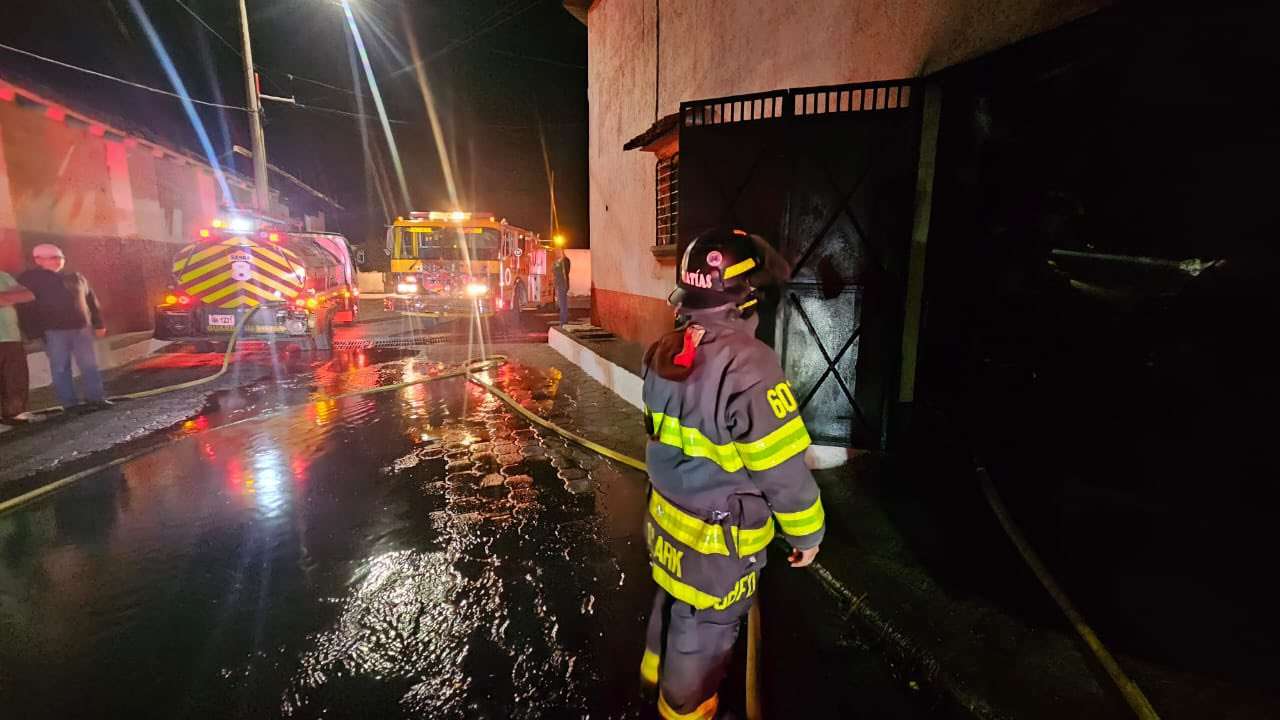 Incendio en vivienda consume vehículo y deja un herido con quemaduras graves