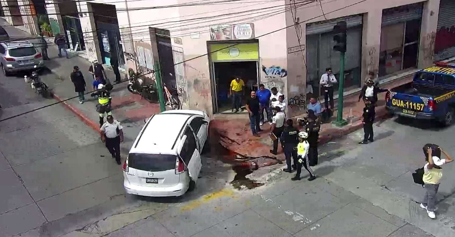 Vehículo empotrado en zona 1 afecta el tránsito por daños en sistema de semáforos