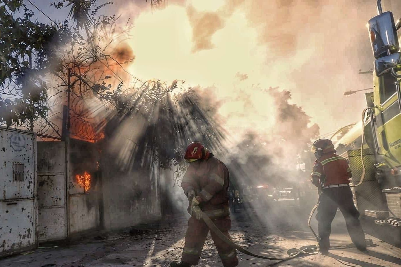 ¿Qué sucedió en Zona 13? Bomberos rescatan a tres perros de un incendio en vivienda