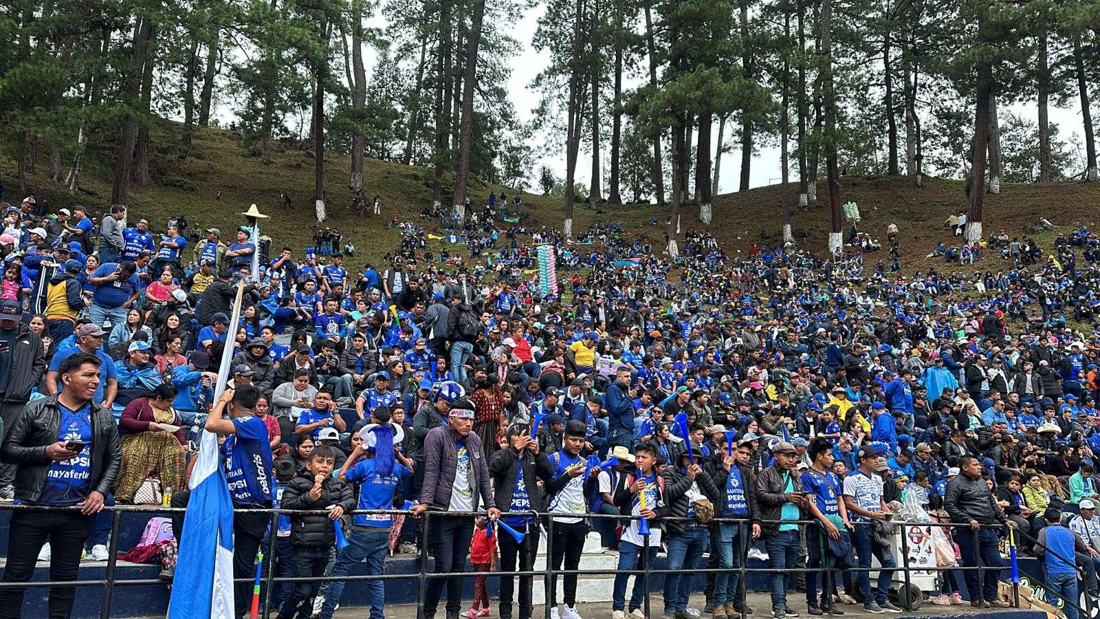 EN IMÁGENES | Gran ambiente en el Estadio Verapaz para el duelo Cobán vs Xelajú