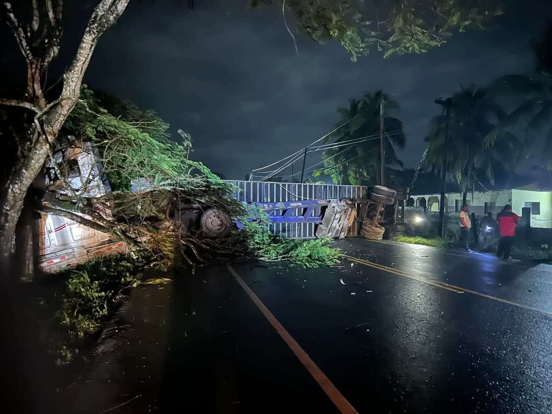 Tráiler volcado bloquea carriles en ruta al Atlántico