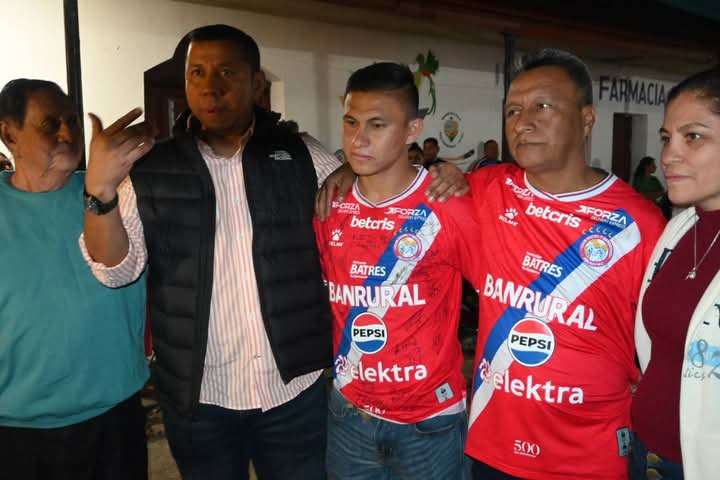 EN IMÁGENES | Así recibió San Francisco, Petén, al campeón Denilson Ochaeta