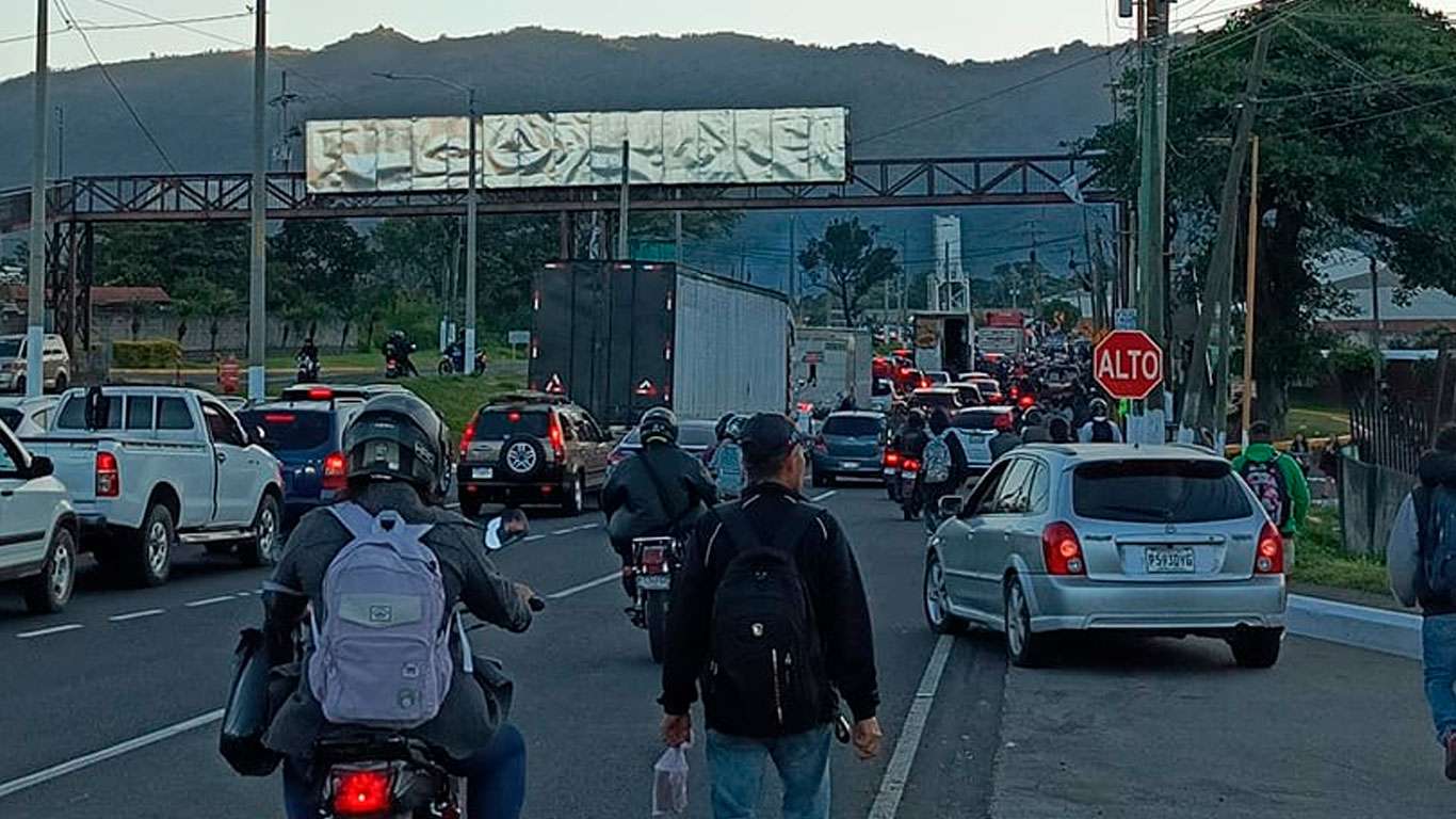 ¿Qué está pasando en San Vicente Pacaya y por qué hay tránsito detenido?