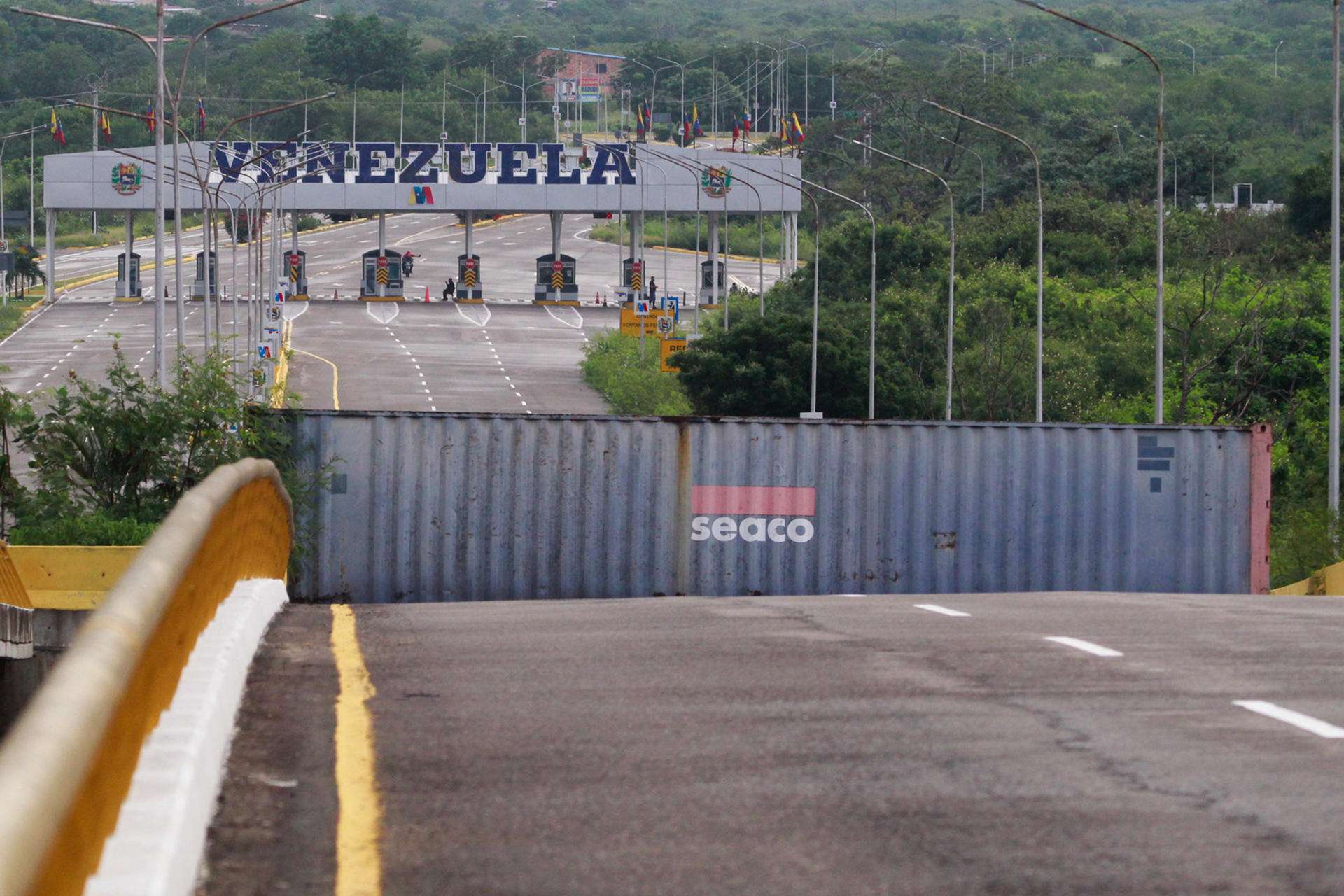 Venezuela cierra la frontera terrestre y suspende los vuelos