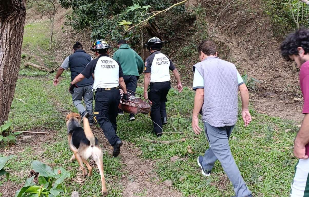 Rescatan a hombre extraviado en un barranco en Chinautla