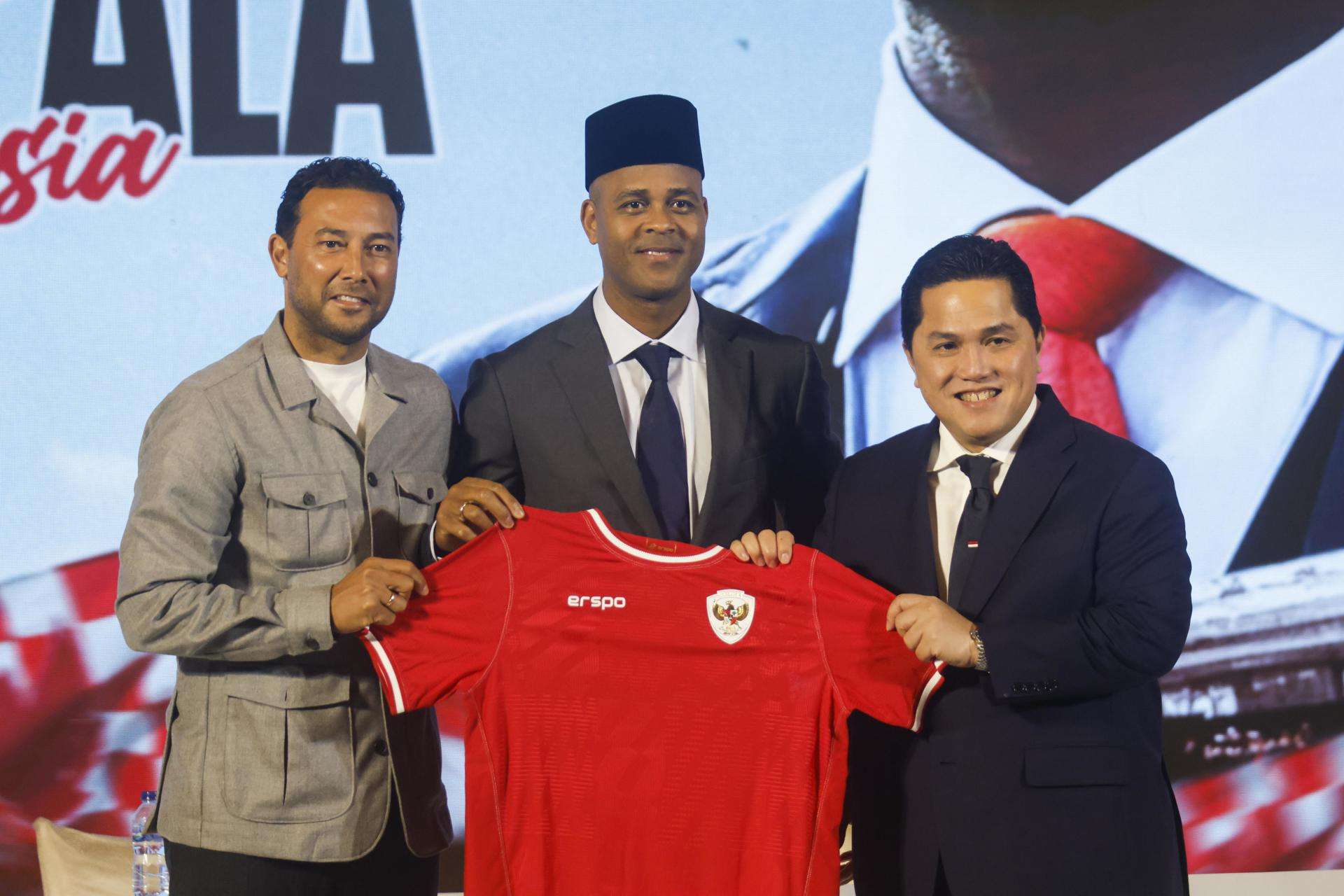 Kluivert, nuevo seleccionador de Indonesia con el reto de alcanzar el Mundial 2026